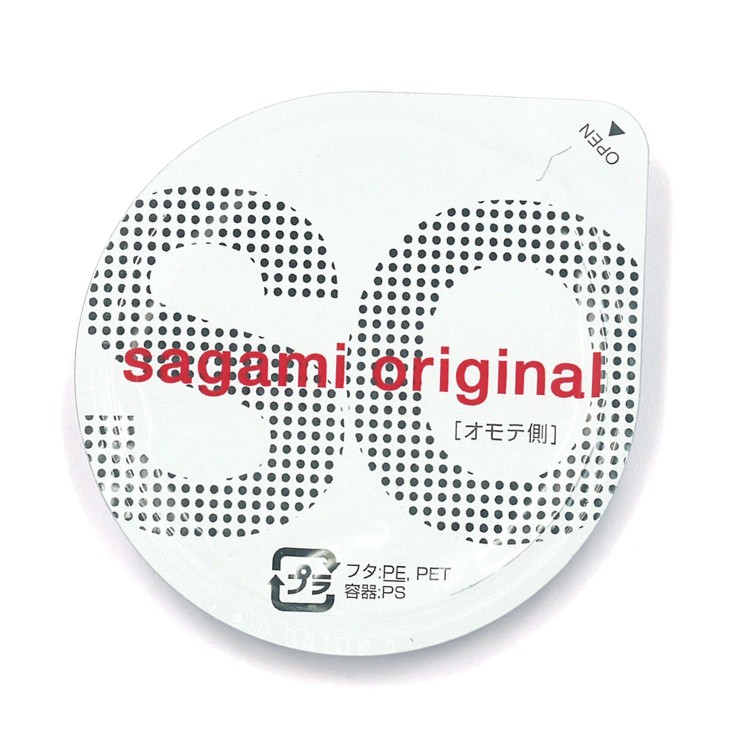 サガミオリジナル 0.02の個包装。ブリスターパックに［オモテ側］の表示