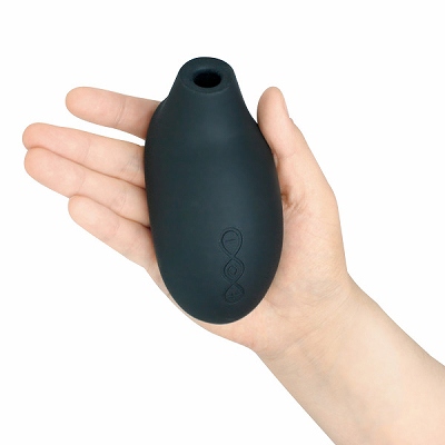 手のひらに乗せたLELO SONA Cruise2のサイズ感