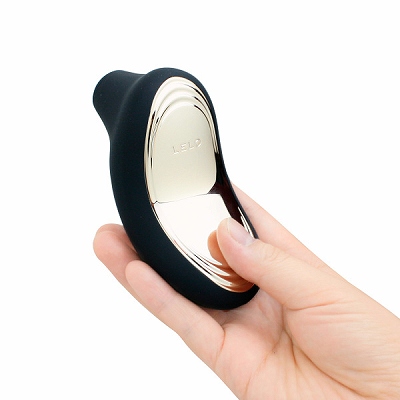 LELO SONA Cruise2を手に持った背面のゴールドパネル