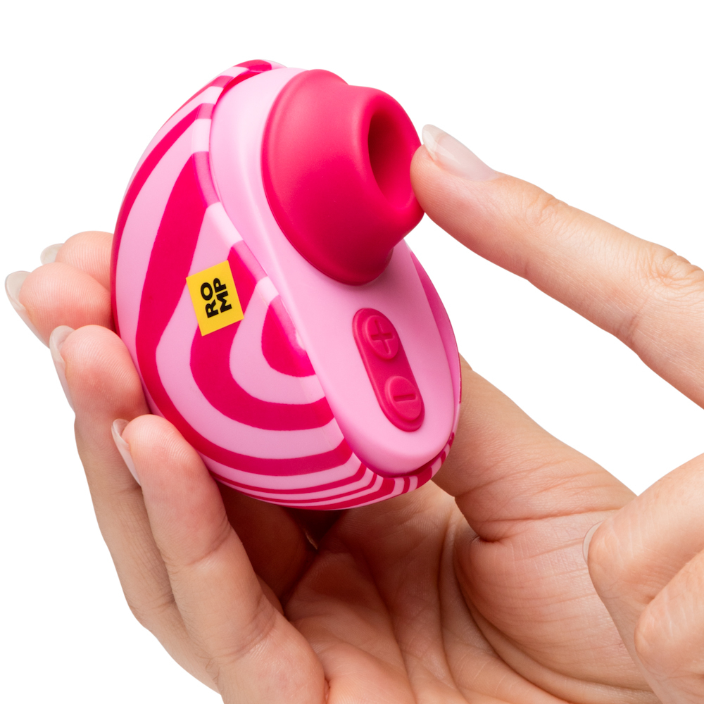 ROMP Spinのカバーを指で回して開ける様子