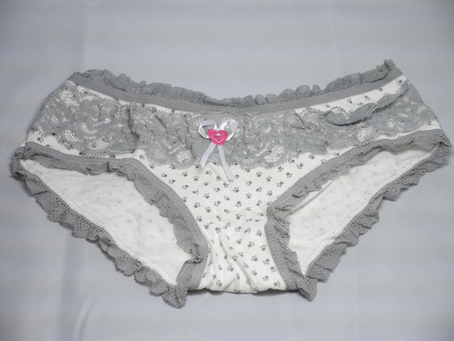 ロッカールームにありました。 女子校生の使用済み下着