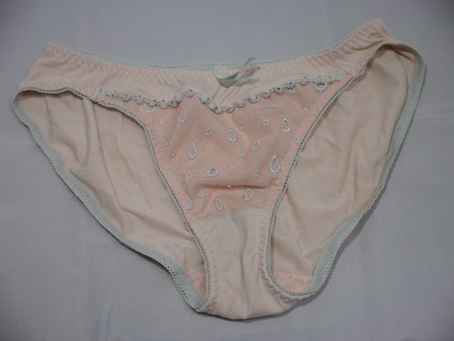 汗の香りがするかも!? 働くOLの使用済み下着
